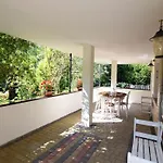 Large With Private Garden 펜션 코팔리노